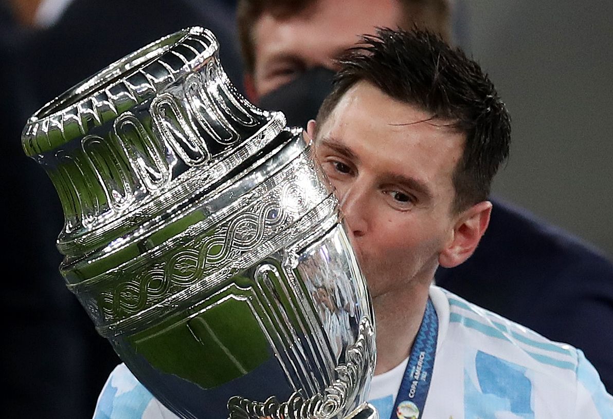 Kapten timnas Argentina, Lionel Messi, mencium trofi Copa America pertama kalinya setelah mengalahkan brazil. Messi juga menjadi top skors pada turnamen ini..