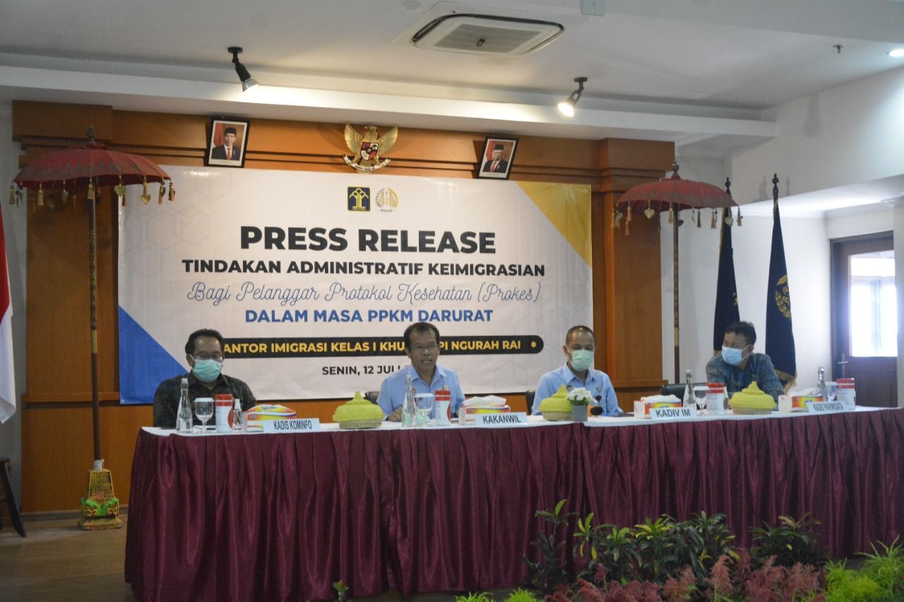 Konferensi pers 3 WNA dideportasi dari Bali karena langgar prokes PPKM Darurat