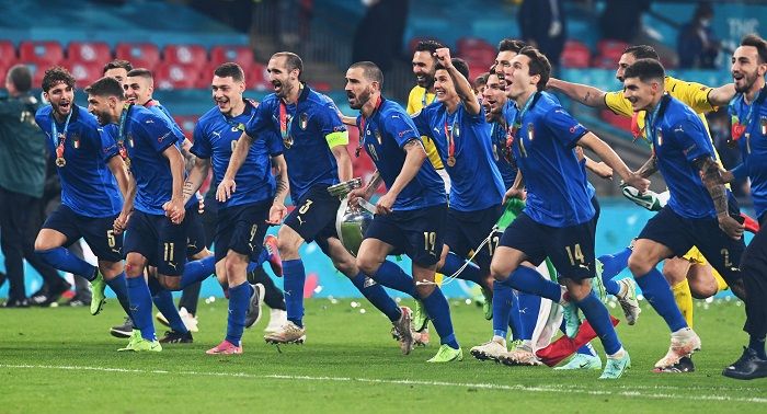 Para pemain Italia berselebfrasi usai mengalahkan Inggris di partai final EURO 2020. 