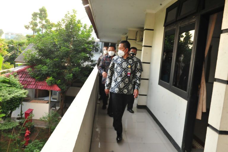 Sekretaris Jenderal Kementerian Pertahanan RI Marsdya TNI Donny Ermawan Taufanto, M.D.S., Jumat 7 Juli 2021, melaksanakan peninjauan ke Pusat Pendidikan dan Pelatihan Teknis Fungsional Pertahanan (Pusdiklat Tekfunghan) Badiklat Kementerian Pertahanan di Salemba, Jakarta Pusat.