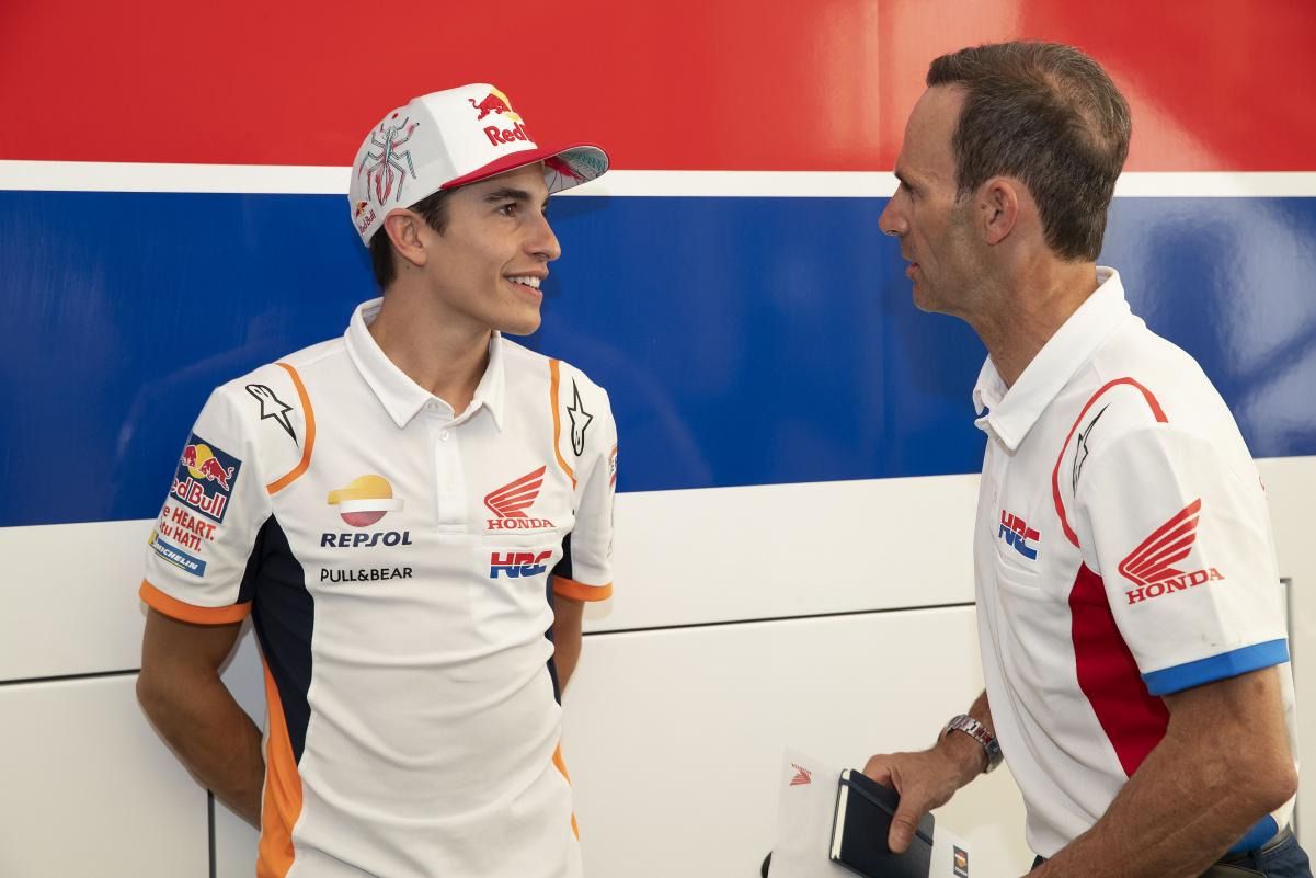 Pembalap Repsol Honda, Marc Marquez berbincang dengan Manajer Tim Repsol Honda, Alberto Puig.