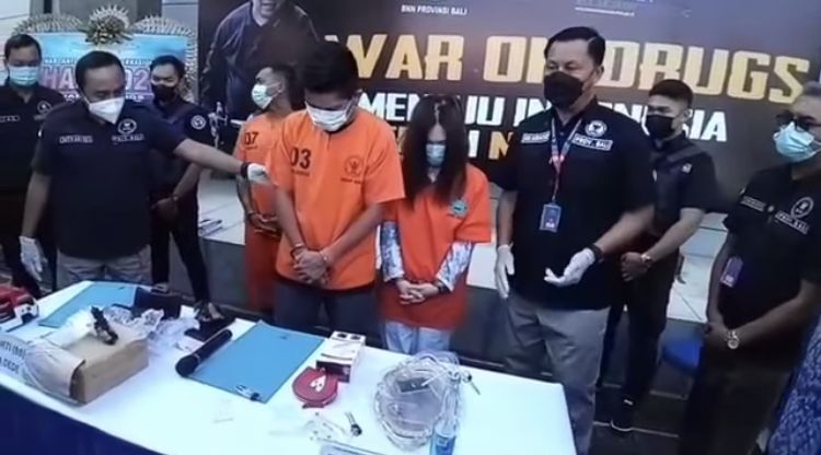 Selebgram dengan ratusan ribu followers asal Bali dan seorang manajer ditangkap oleh BPPN setelah kedapartan memakai narkoba di Kuta