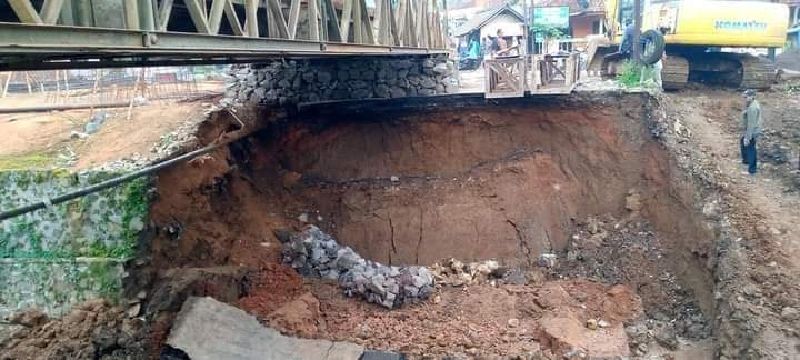 Akses jalan utama ke wilayah Tasikmalaya selatan kini ditutup untuk sementara waktu menyusul nyaris ambruknya jembatan bailey yang berada di Desa Eureunpalay Kecamatan Cibalong Kabupaten Tasikmalaya, Selasa, 13 Juli 2021.