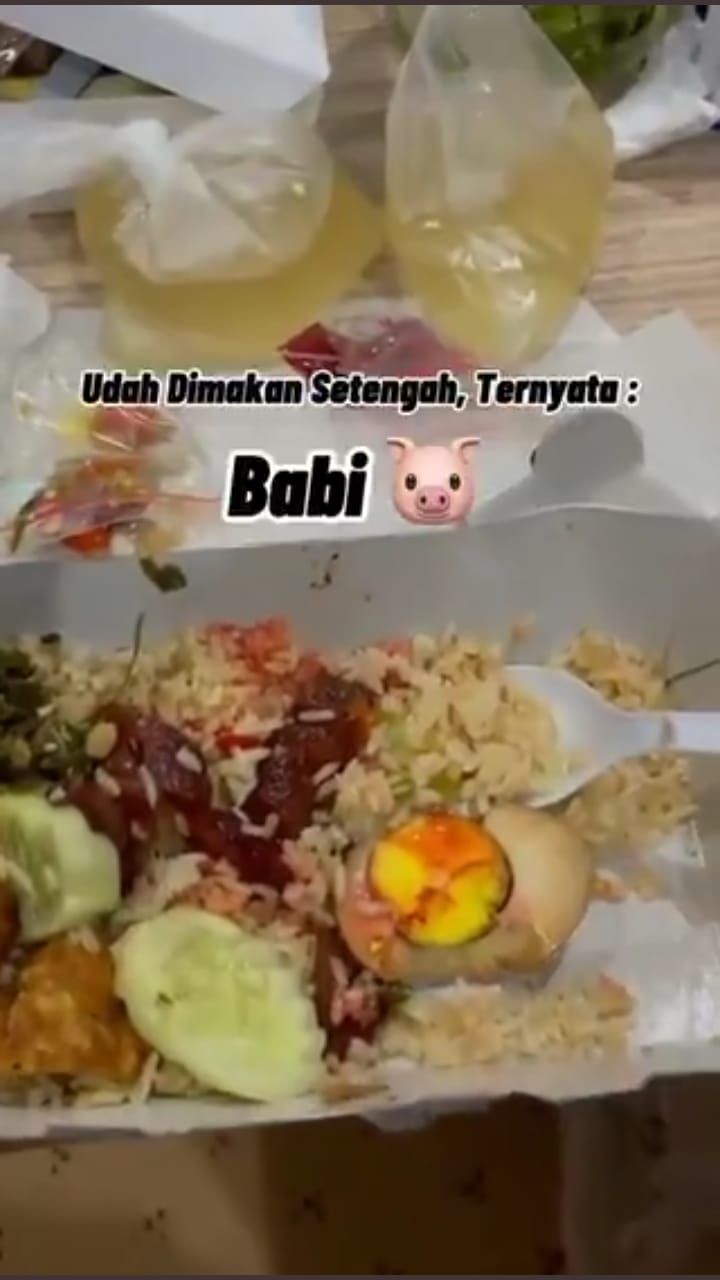 Tangkapan layar rekaman video viral seorang pria yang memesan daging babi