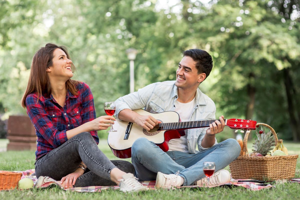 Пара поет. Поющие пары. Family Picnic. Romanian Singers couple.