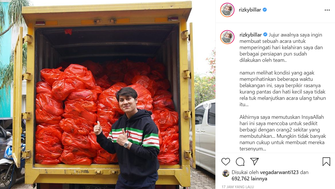 Rizky Billar berbagi ratusan paket sembako dihari ulang tahunnya yang ke-26