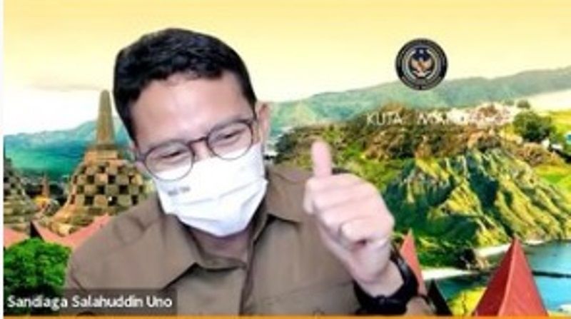 Sandiaga Uno sedang menyampaikan sambutan dalam silaturahmi bersama para seniman dan komedi Indonesia secara virtual. 