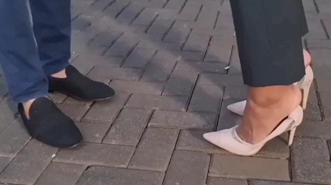 Arya Saloka memakai sepatu heels