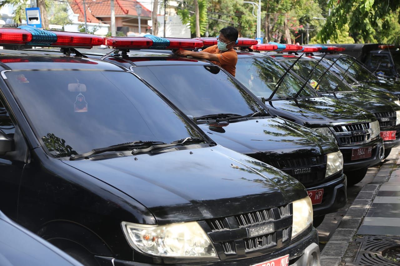 Deretan mobil dinas Pemkot Surabaya yang jadi mobil jenazah untuk mendukung Puskesmas 24 jam.