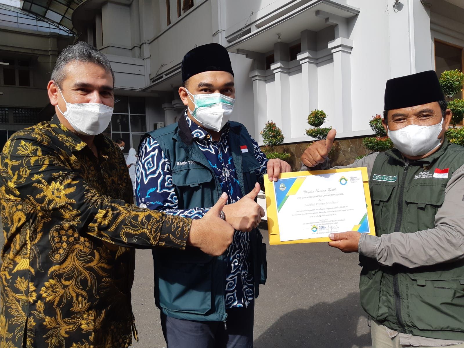 Serah terima bantuan oksigen dari Baznas Jabar kepada beberapa daerah di Jabar yang dihadiri langsung oleh Gubernur Jawa Barat Ridwan Kamil hari ini, Rabu 14 Juli 2021.