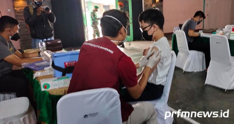 Pelajar di Kota Bandung disuntik vaksin Covid-19, Rabu 14 Juli 2021