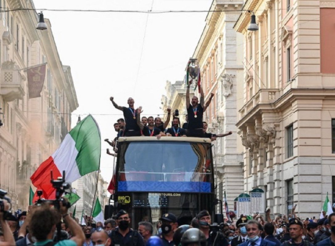 Tim sepakbola Italia yang sukses menjuarai Euro 2020 diarak mengelilingi Kota Roma.  