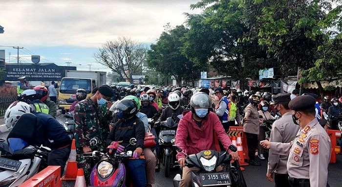 Penyekatan di Bunderan Cibuiru, Kamis 15 Juli 2021.