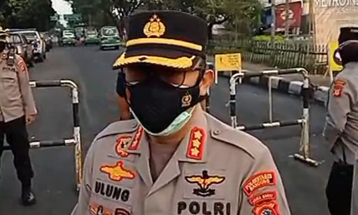 Kapolrestabes Bandung Kombes Pol Ulung Sampurna Jaya saat meninjau penyekatan di Bunderan Cibiru Kota Bandung hari ini, Kamis 15 Juli 2021.