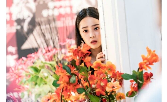 Ha Eun Byul berusaha bersembunyi di episode 7 drakor 'The Penthouse 3'.