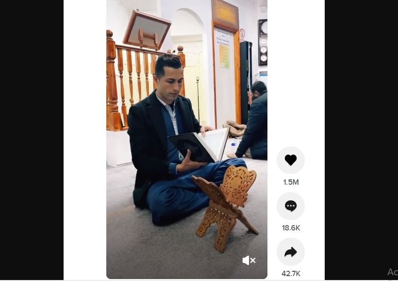 Tangkapan Layar Orang  Mririp Critiano Ronaldo Membaca Al Quran