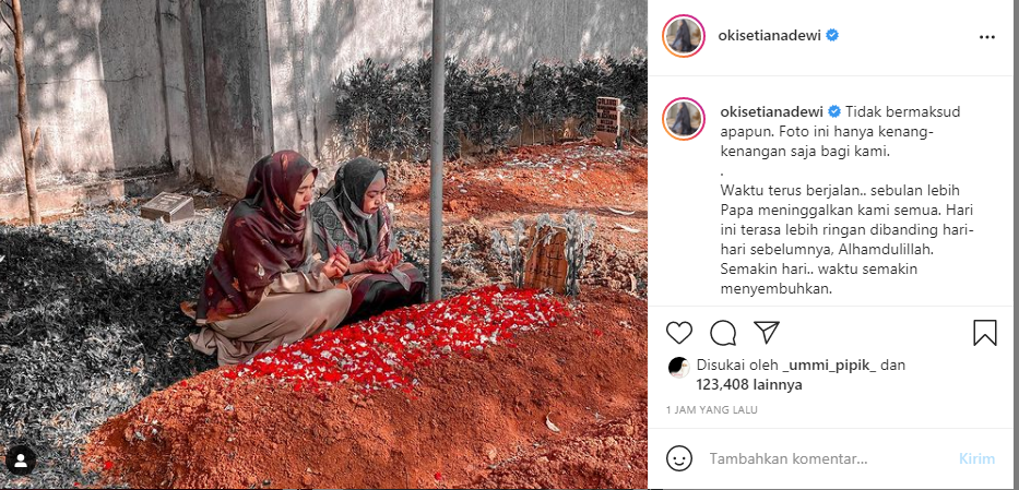 Oki Setiana Dewi mengunggah foto di akun Instagram pribadinya ketika melakukan ziarah ke makam almarhum ayahanda tercinta.