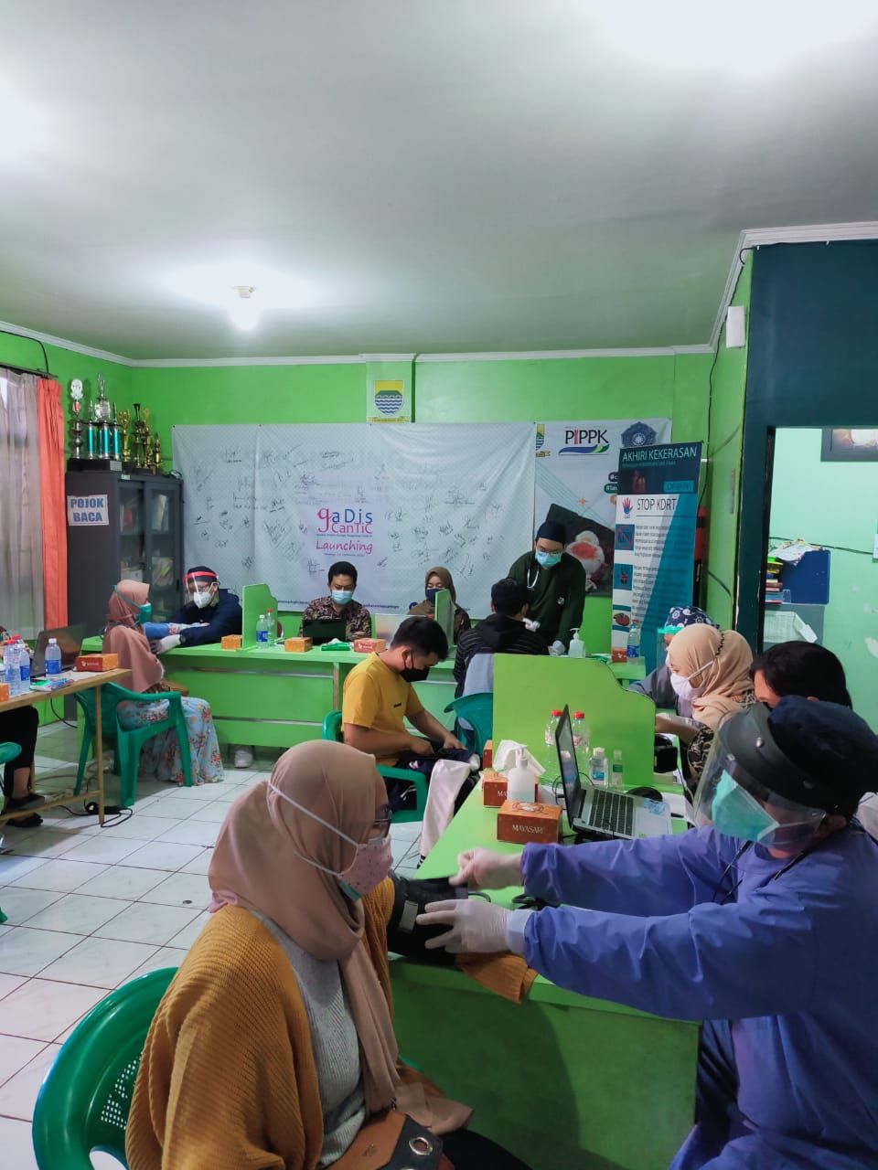 Warga menjalani pengecekan kesehatan sebelum mengikuti vaksinasi Covid-19 di kantor Kelurahan Caringin, Kecamatan Bandung Kulon, Kota Bandung, Jumat, 16 Juli 2021./dok.Kelurahan Caringin