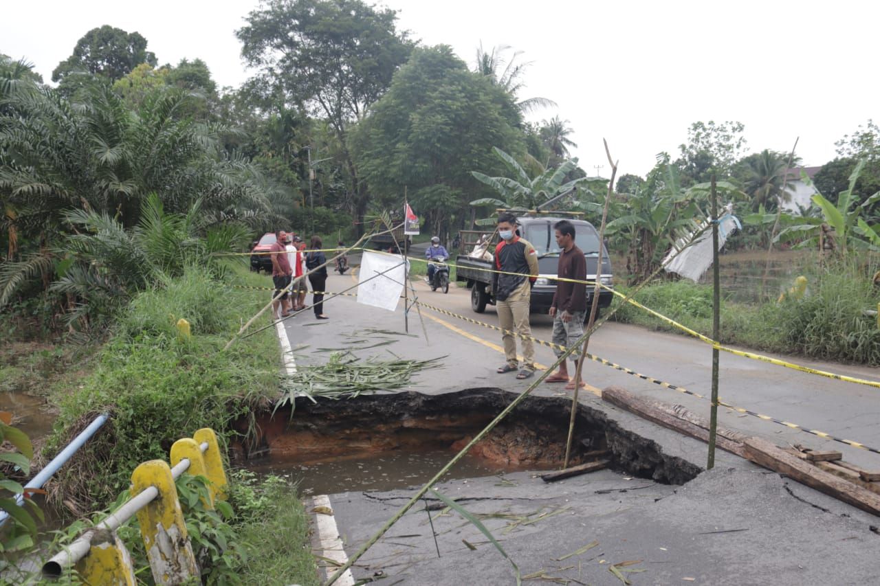 Salah satu jembatan di Kabupaten Landak yang mengalami kerusakan akibat banjir