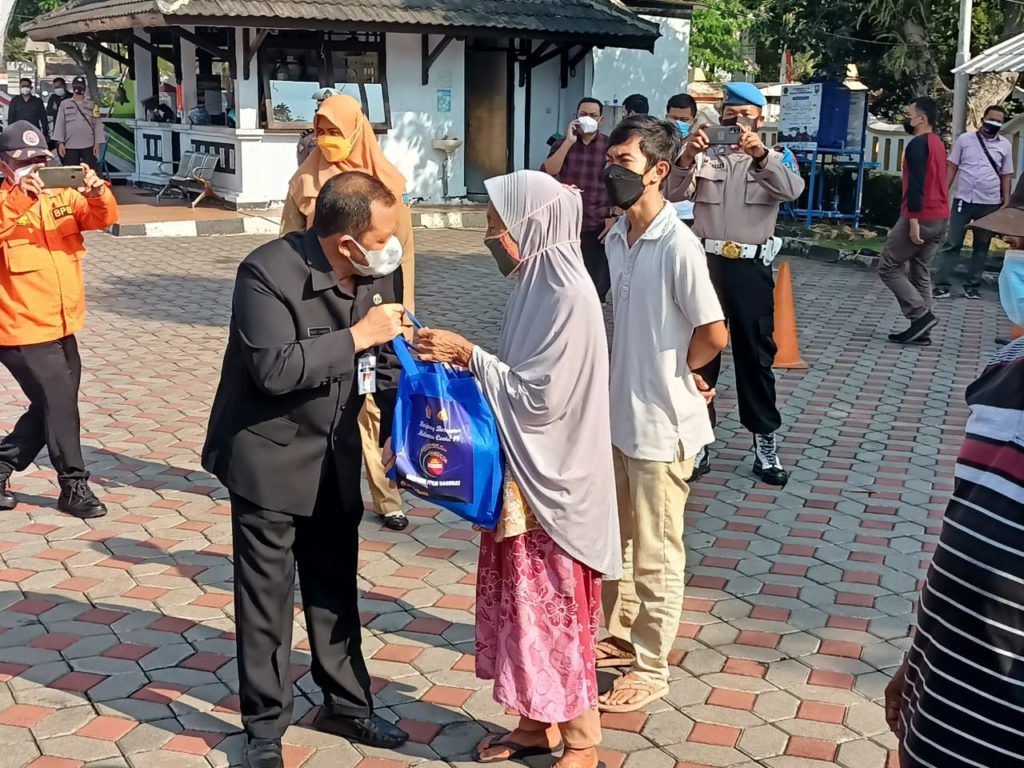 Pembagian bantuan paket beras oleh Pemkab Semarang di masa PPKM Darurat