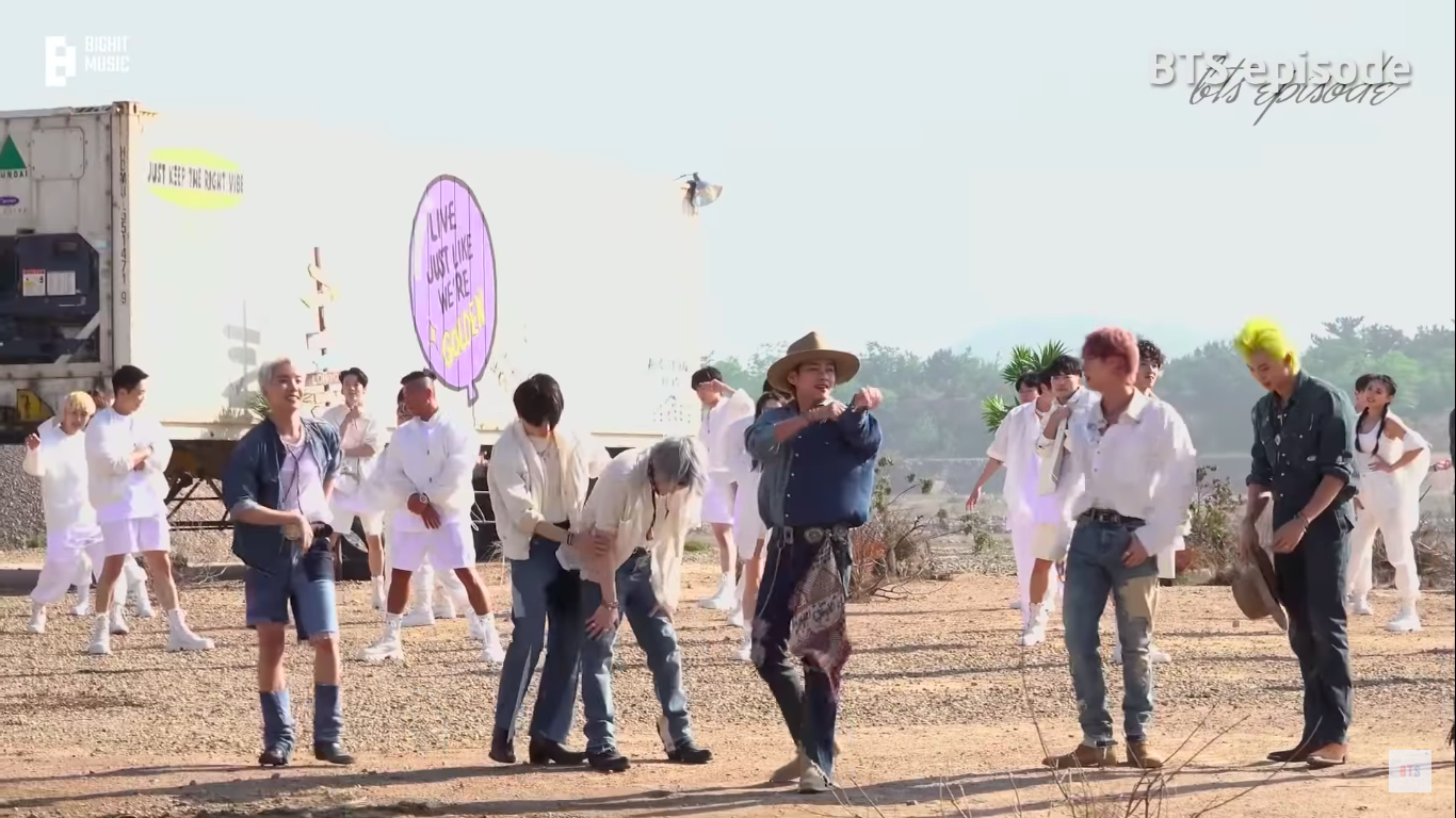 Suga BTS yang memegang lututnya usai syuting MV Permission to Dance