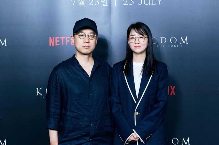 Potret sutradara Kingdom: Ashin of The North saat konferensi pers yang dibagikan melalui Netflix Korea.
