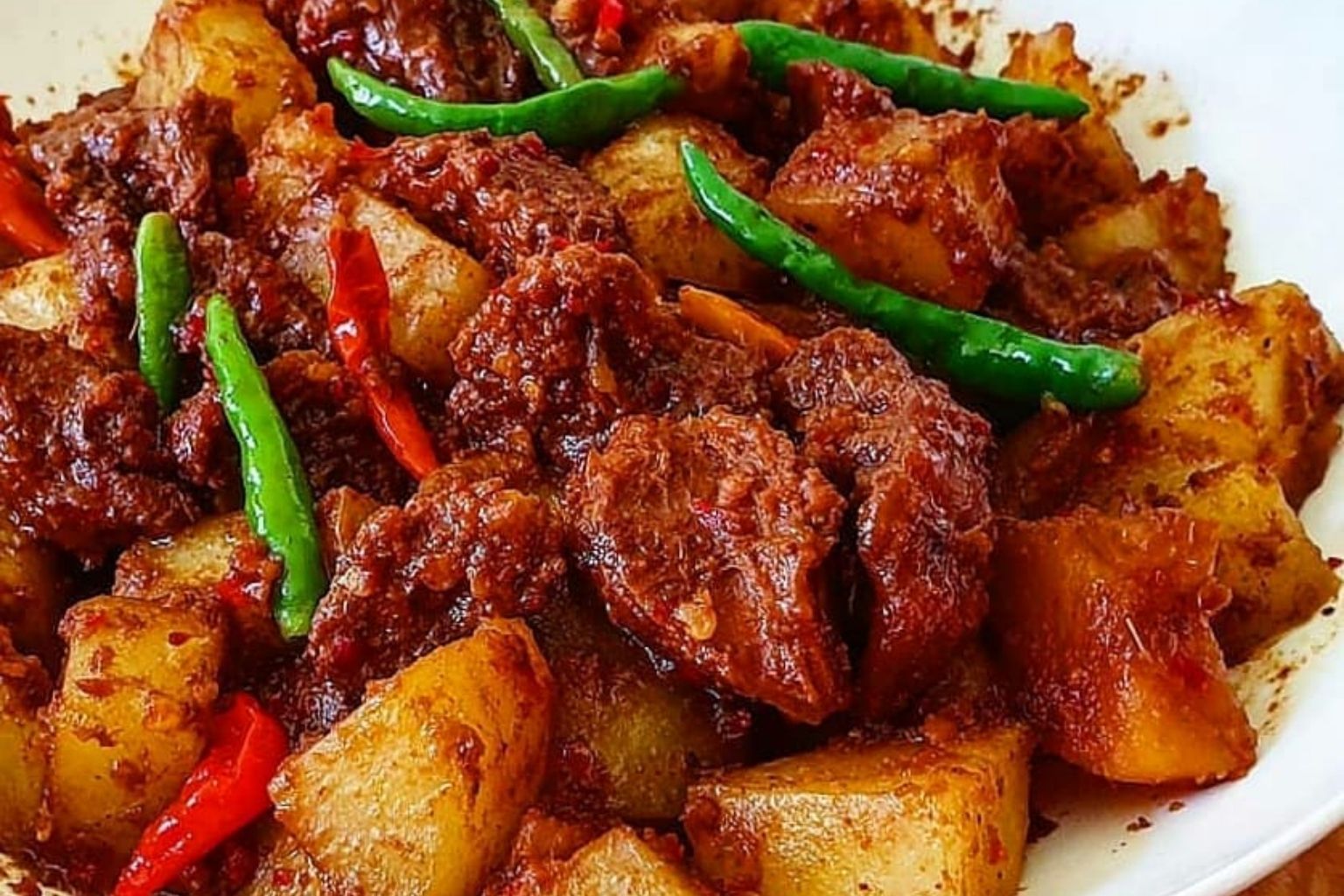 Resep dan cara membuat daging sapi tumis kentang cabai hijau.