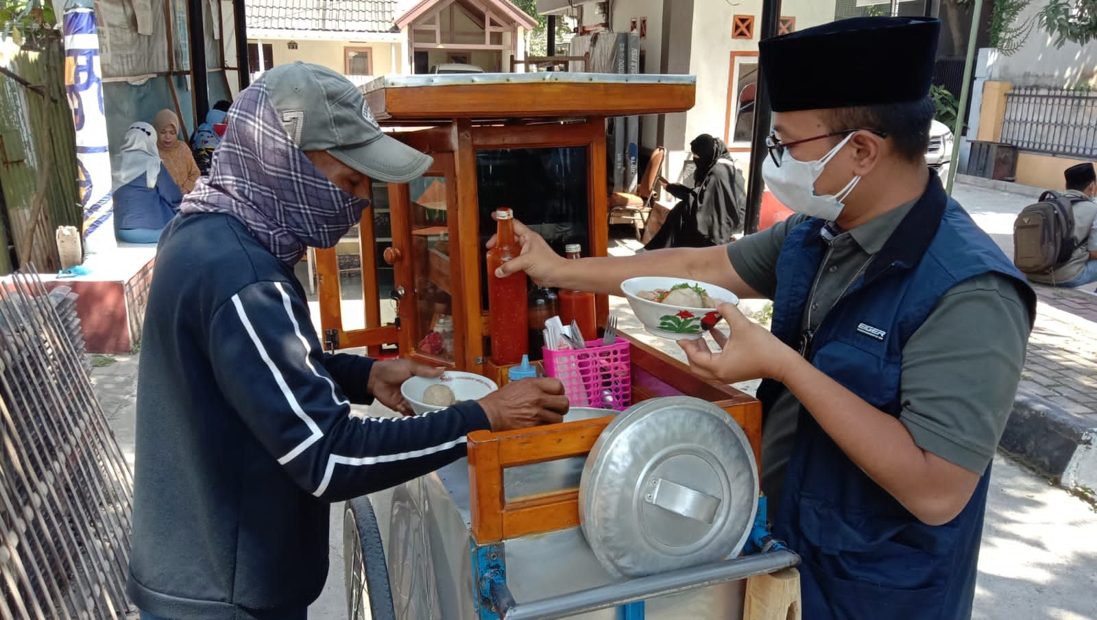 Anggota DPRD Kabupaten Bandung Riki Ganesa saat berkomunikasi dengan pelaku usaha dan pedagang kecil di kawasan Cieunyi, Rabu (21/7/2021).