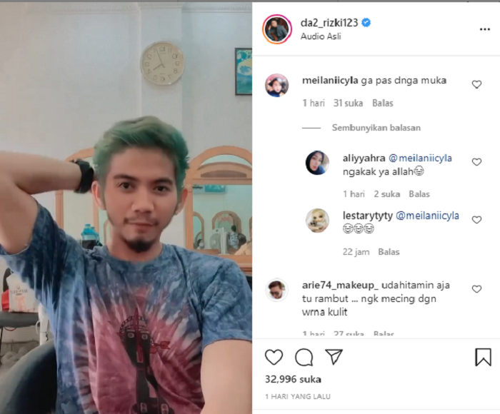 Netizen mengomentari gaya rambut baru Rizki DA yang dinilai tidak cocok dengan mukanya.