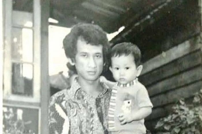 Foto kenangan Anwar Fuady bersama putra sulungnya saat masih kecil.