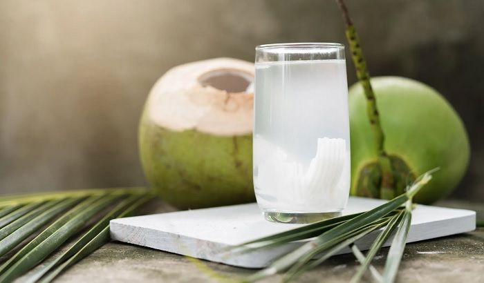 Minum air kelapa muda dapat menambah imun tubuh 