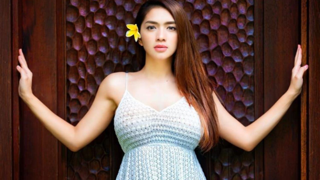 Biodata Maria Vania Lengkap Umur Agama Model Hot Yang Sering Hiasi ...