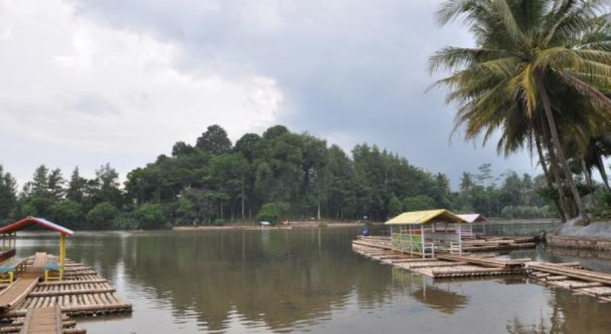 Rakit dengan latar belakang Kampung Pulo yang berada di tengah danau atau situ Cangkuang.