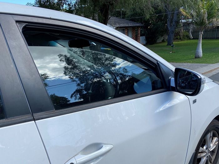 Saat Anda menyalakan mobil, biarkan jendela terbuka selama beberapa menit agar udara dalam kabin mobil dapat berganti