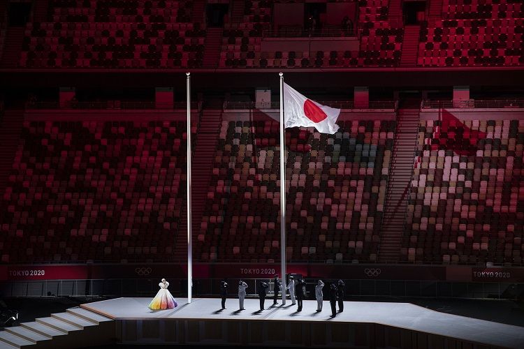 Petugas mengibarkan bendera Jepang dalam pembukaan Olimpiade Tokyo 2020 di Stadion Nasional, Tokyo, Jepang, Jumat (23/7/2021). ANTARA FOTO/Sigid Kurniawan/rwa.