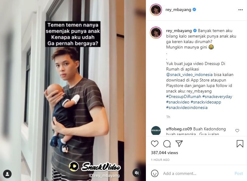 Netizen dibuat terpukau saat Rey Mbayang mengunggah video dirinya bergaya saat mengasuh sang anak, Ashakalif.*