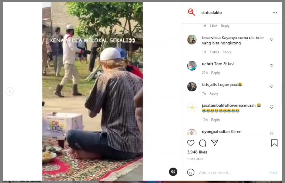Bak Orang Lokal, Bule Berpakaian Koko dan Gunakan Peci Duduk Nunggu Daging Qurban