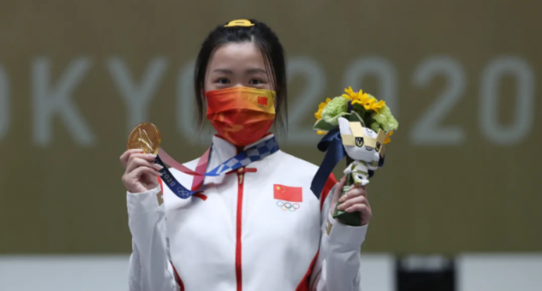 Yang Qiang, atlet penembak putri asal China berhasil memperoleh medali emas setelah mengalahkan atlet dari Rusia dan Swiss