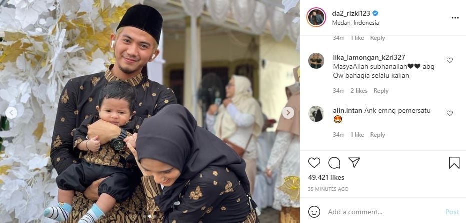 Netizen dan sejumlah rekan artis ramai-ramai memuji foto Rizki DA bersama Nadya Mustika Rahayu dan sang anak, Baihaqqi Syaki Ramadhan.*