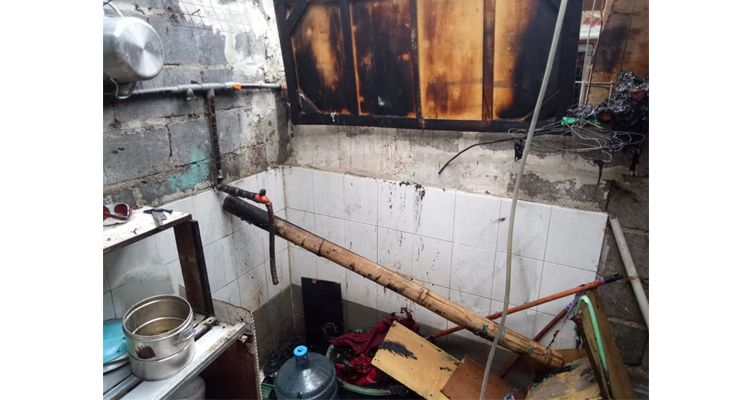 Area dapur rumah di Cibogo, Kota Bandung, yang dilanda kebakaran 