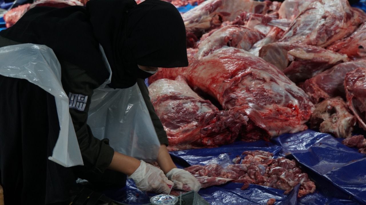 Petugas Rumah Amal Salman tengah memotong daging hewan kurban pada perayaan Iduladha 1442 Hijriyah