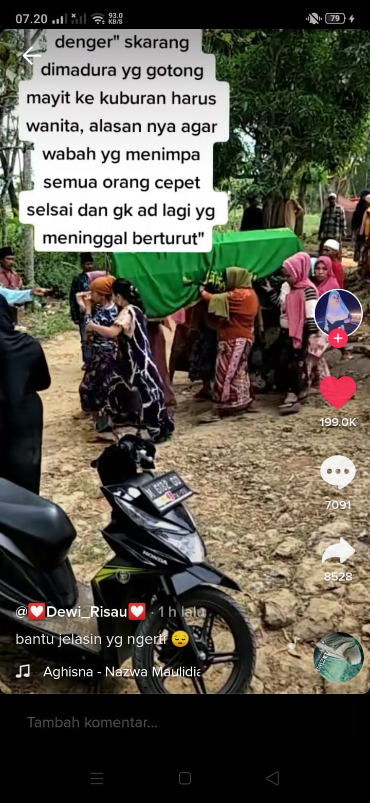 Tangkapan Layar video di TikTok terkait Madura sedang dihebohkan dengan kegiatan gotong mayit ke kuburan harus wanita