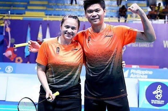 Pose kemenangan Praveen dan Melati. Olimpiade Tokyo 2020 mengukir sejarah bagi badminton Indonesia yang semua nomor meraih kemenangan di laga perdananya, dari 7 olimpiade yang pernah diikuti. 