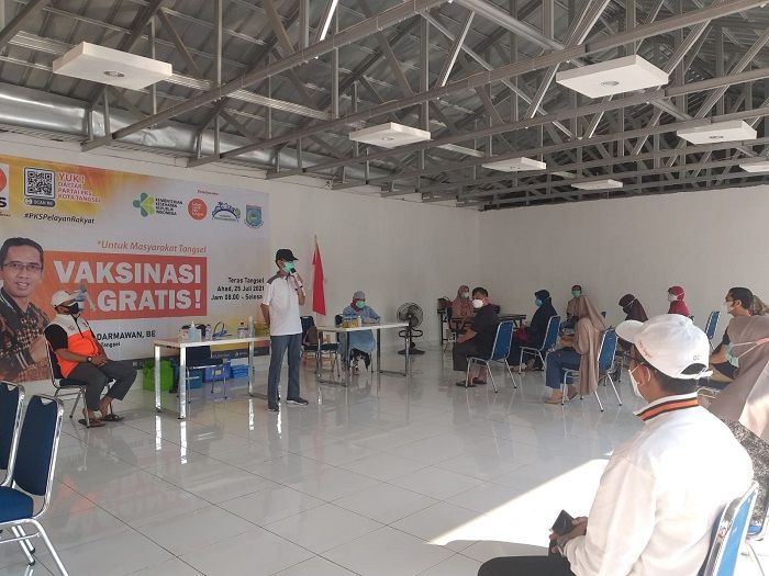 Vaksinasi Covid-19 gratis digelar DPD Partai Keadilan Sejahtera (PKS) Tangerang Selatan (Tangsel), Minggu 25 Juli 2021.