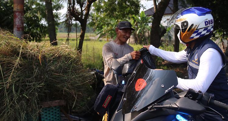 Kepala Dishub Jabar, Hery Antasari salurkan bansos sembako untuk masyarakat di Kota Banjar, Sabtu 24 Juli 2021