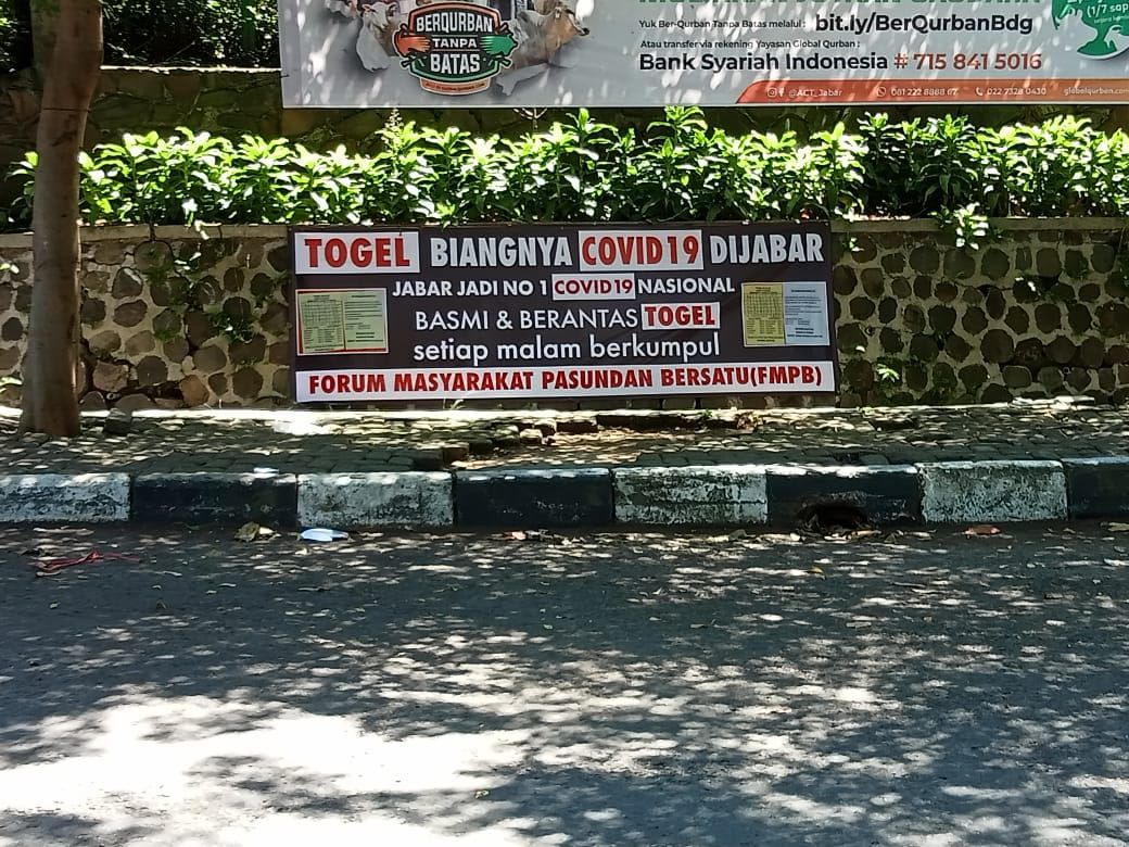 Spanduk keluhan judi togel di salah satu ruas jalan Kota Bandung