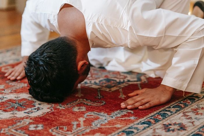 4 Keutamaan Sholat Tahajud Malam Hari, Salah Satunya Sebagai Penghapus