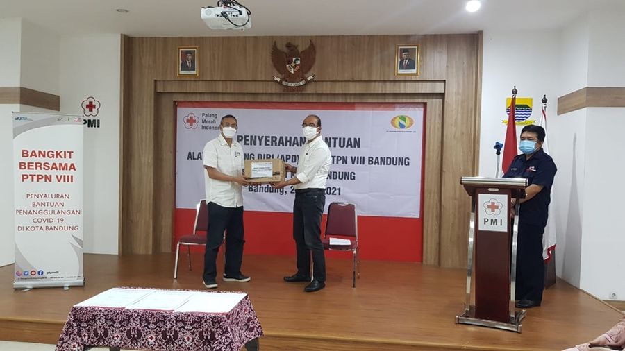 SEVP Operation I PTPN VIII Dian Hadiana Arif menyerahkan bantuan alat penanganan Covid-19 melalui PMI Bandung/Dok PTPN VIII