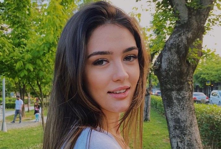 Zehra Gunes atlet voli putri asal Turki di Olimpiade Tokyo 2020 membuat netizen salah fokus karena kepiawaiannya di lapangan dan paras cantiknya.