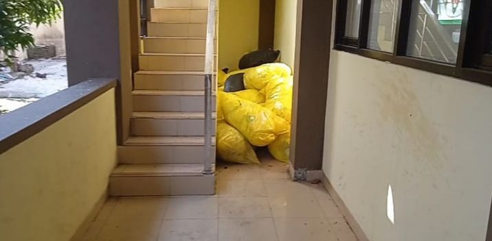 Tumpukan sampah bekas perawatan pasien Covid-19 juga tampak di ruangan dalam Kompleks Islamic Center Garut/ kabar-priangan.com/ Dindin Herdiana